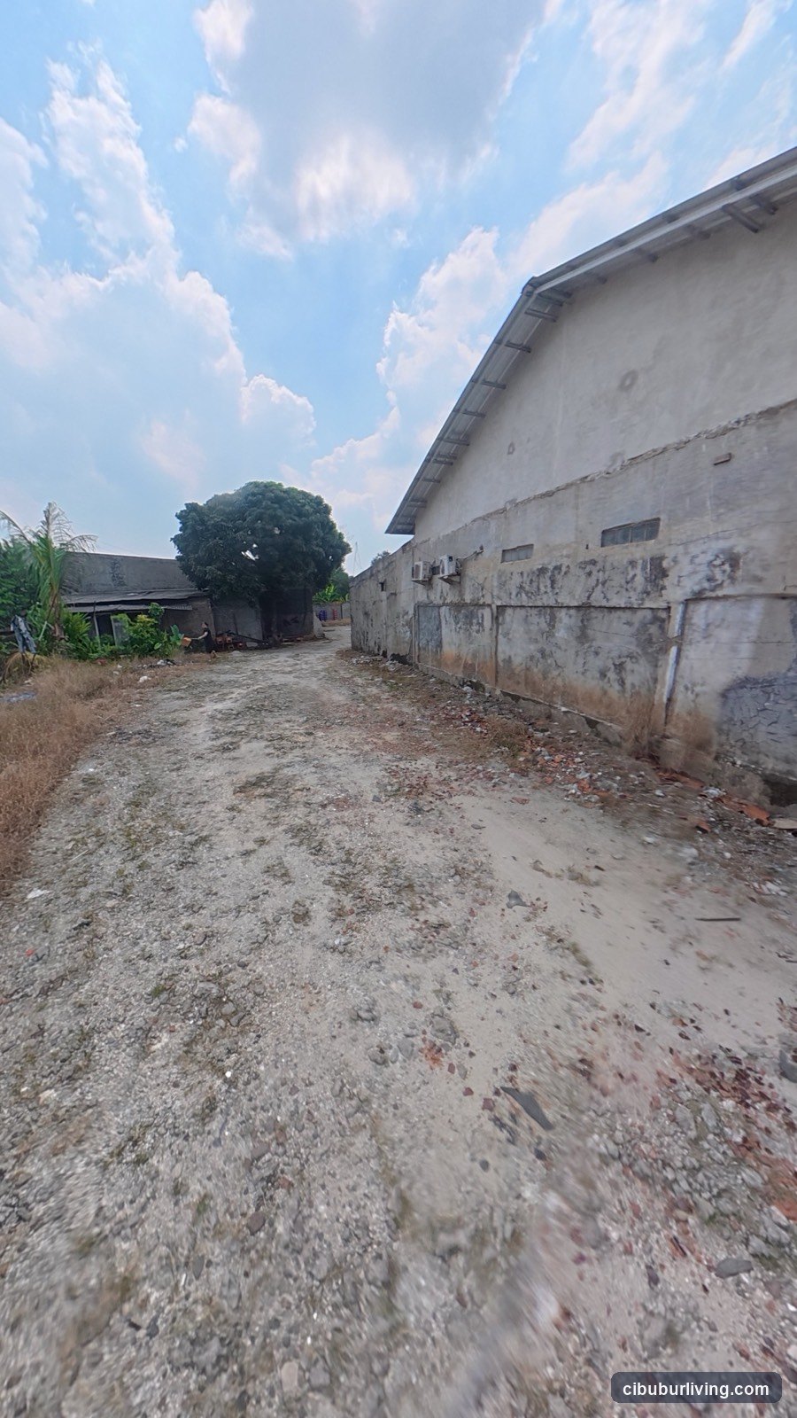 Area samping rumah dengan akses menuju gudang