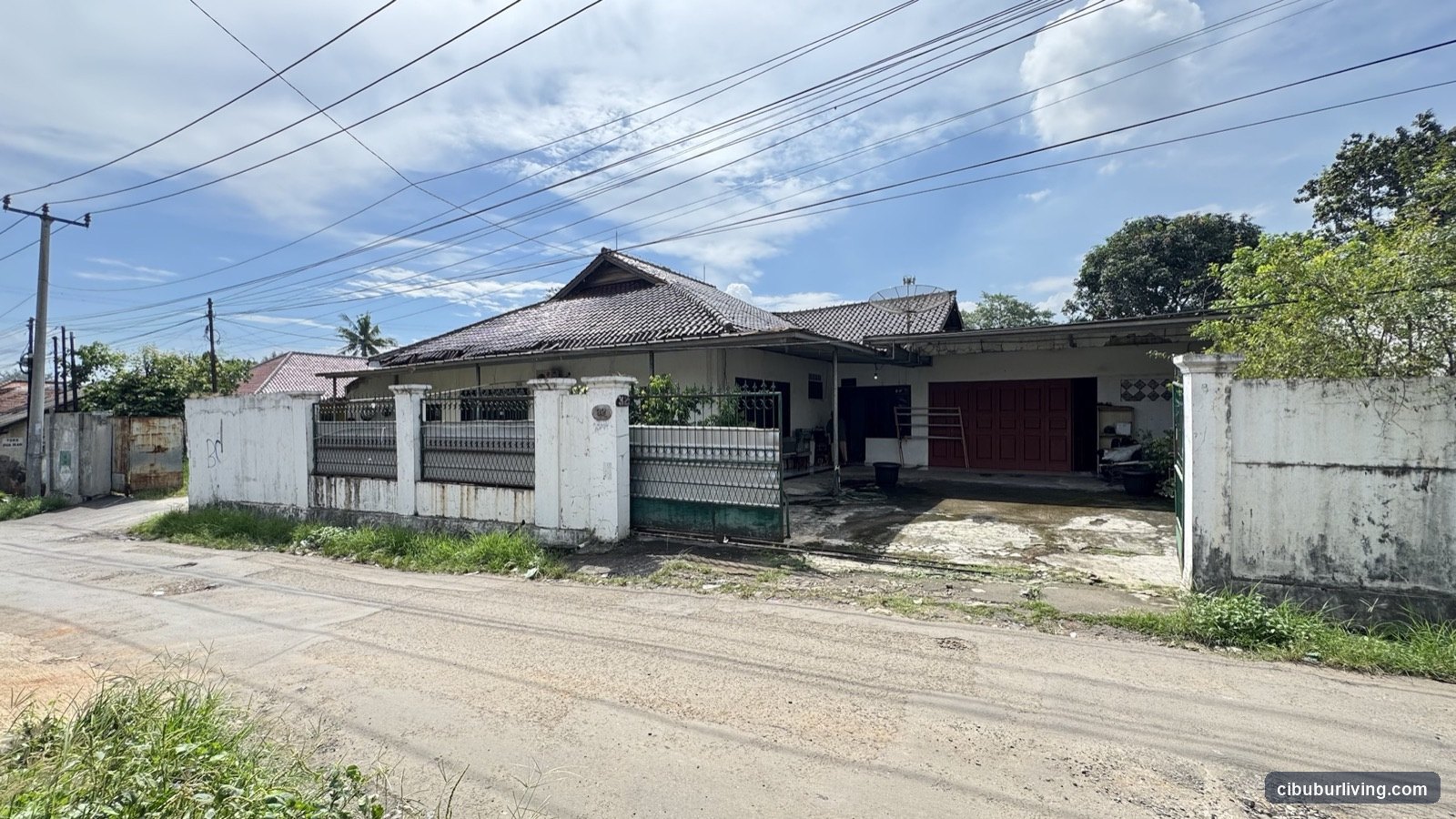 Tampak depan rumah utama di area properti